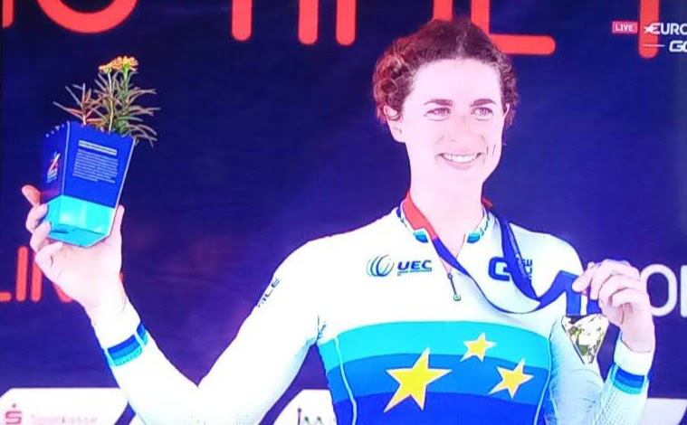 La ciclista suiza Marleen Reusser con su medalla de oro en la modalidad de ciclismo en ruta 2022